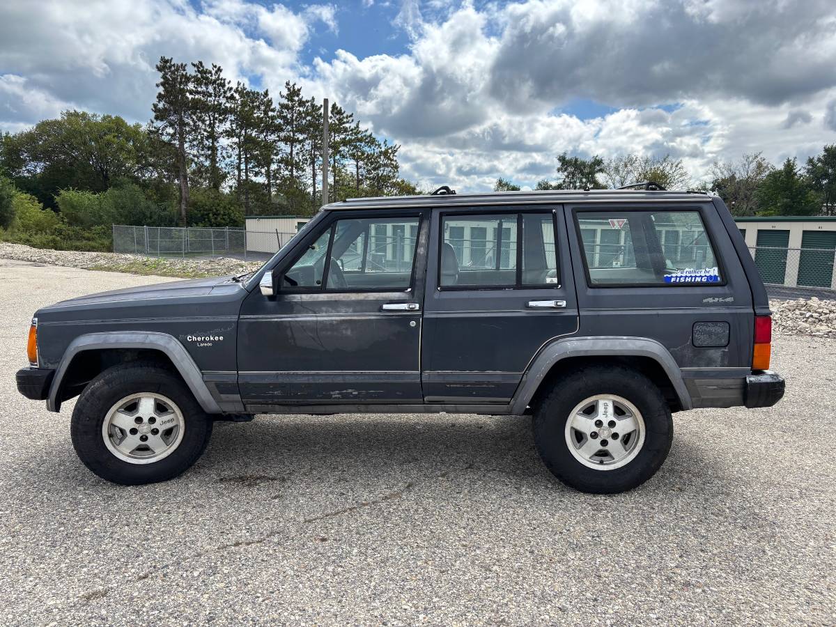 Jeep-Cherokee-laredo-1989