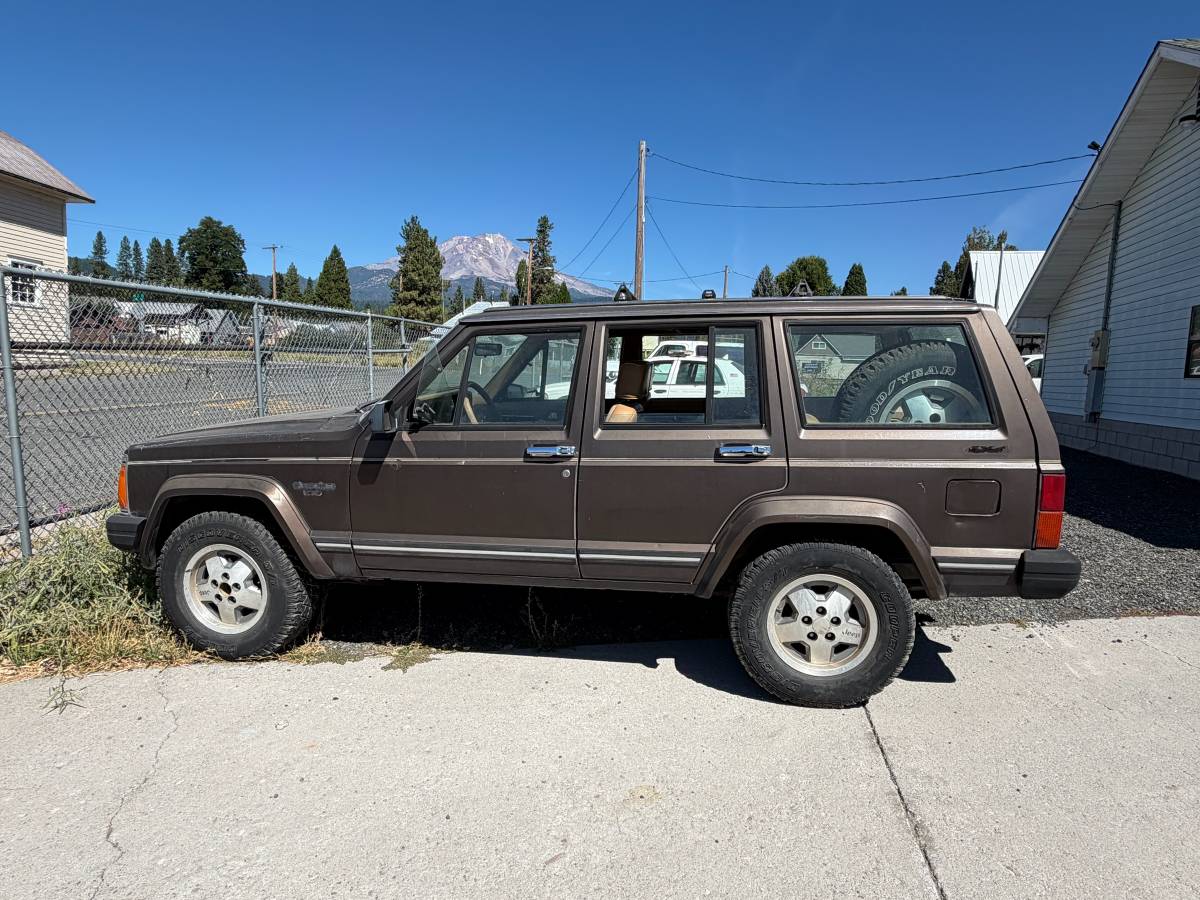 Jeep-Cherokee-laredo-xj-1987-Brown