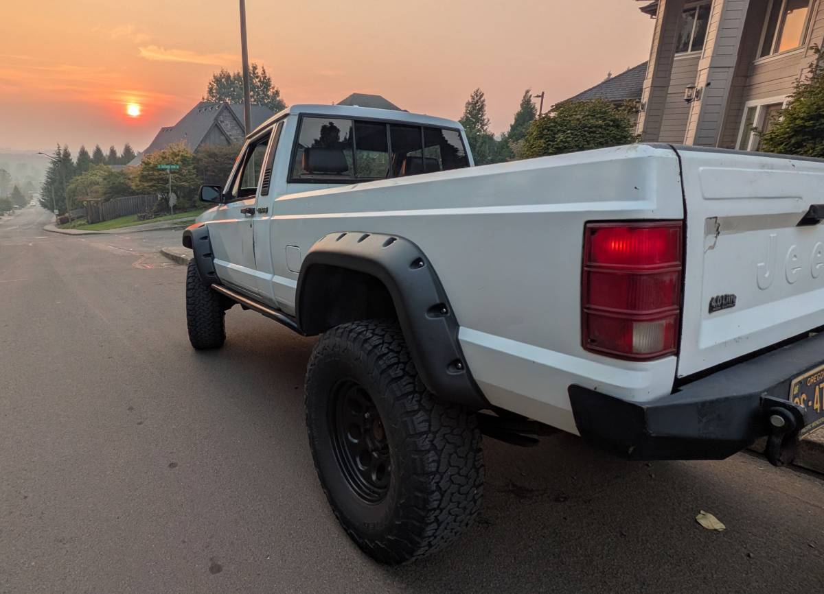 Jeep-Comanche-1991-White