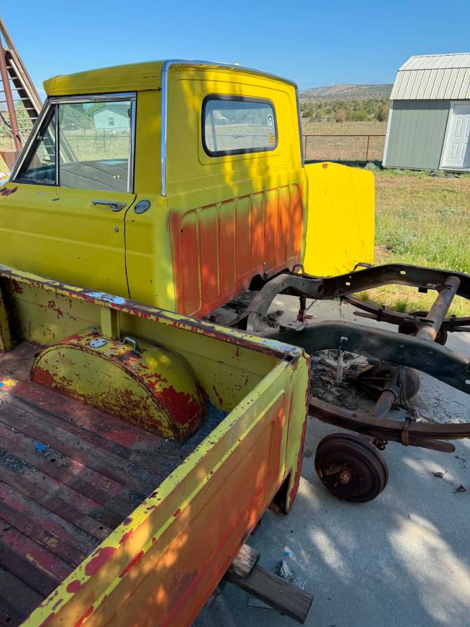 Jeep-J2000-pickup-truck-1966-Yellow