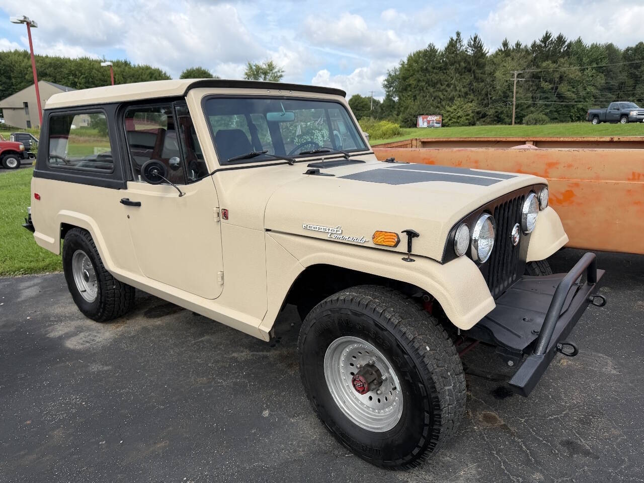Jeep-Jeepster-commando-1970-Beige