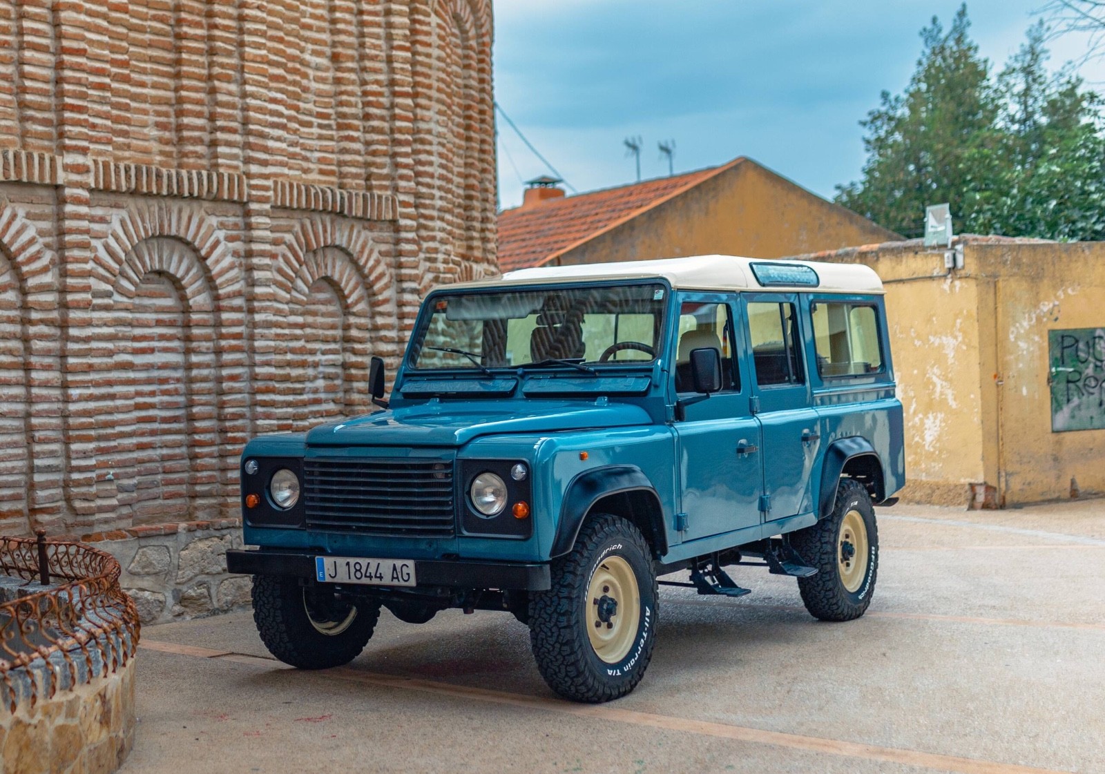 Land-Rover-Defender-1980-SUV-Black