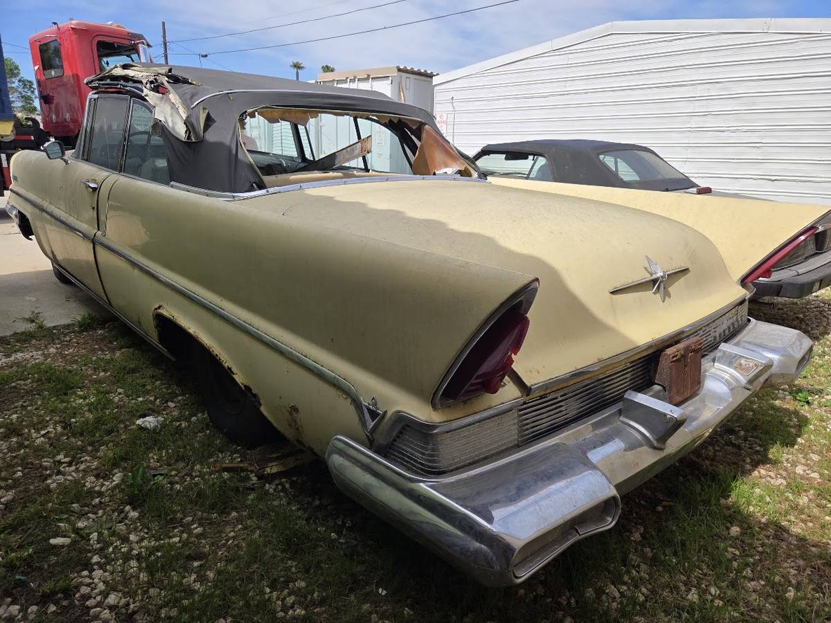 Lincoln-1957-Yellow