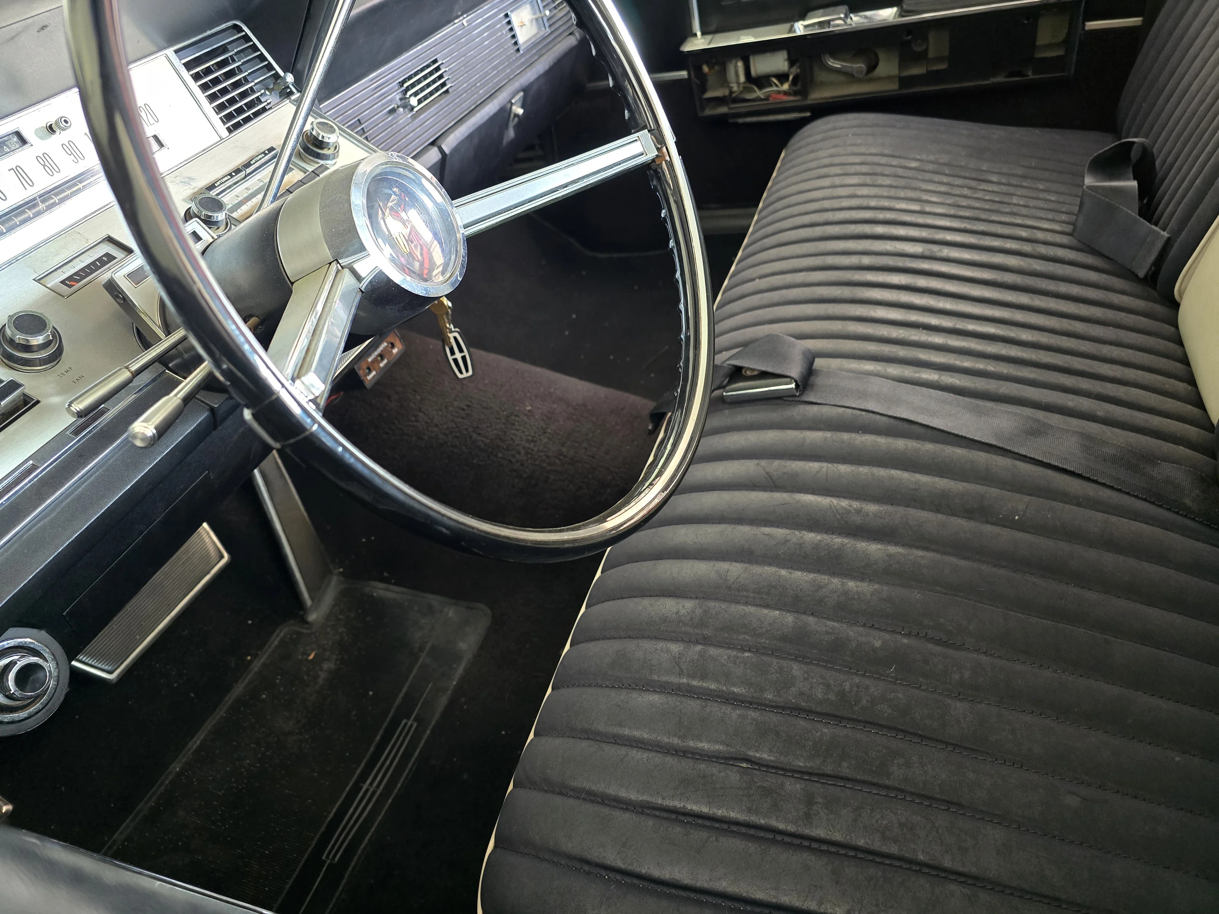 Lincoln-Continental-1966-Black-White