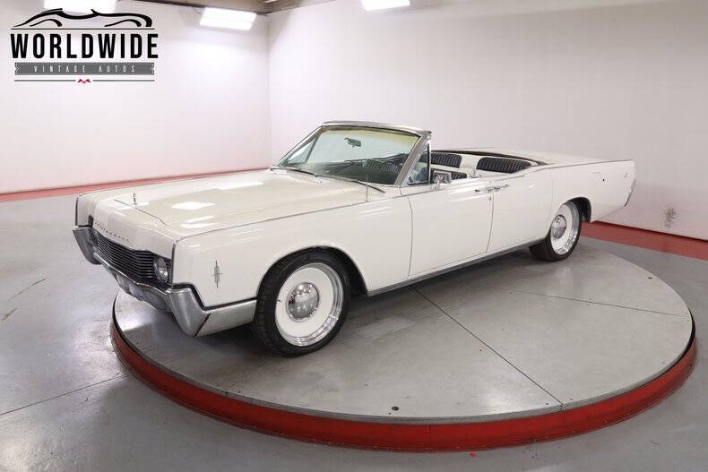 Lincoln-Continental-1966-White-BlackWhite