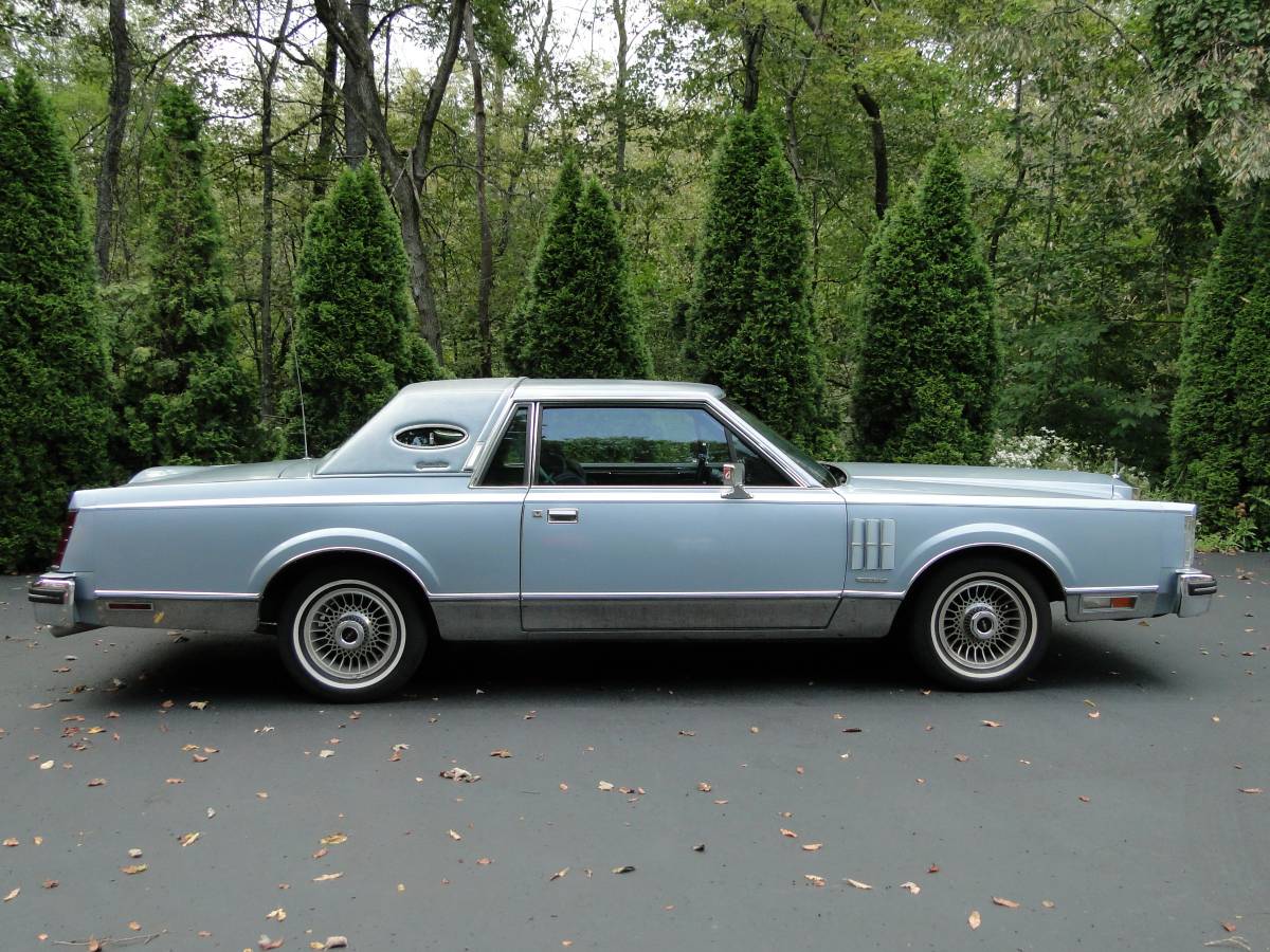 Lincoln-Continental-mark-vi-1982-Blue