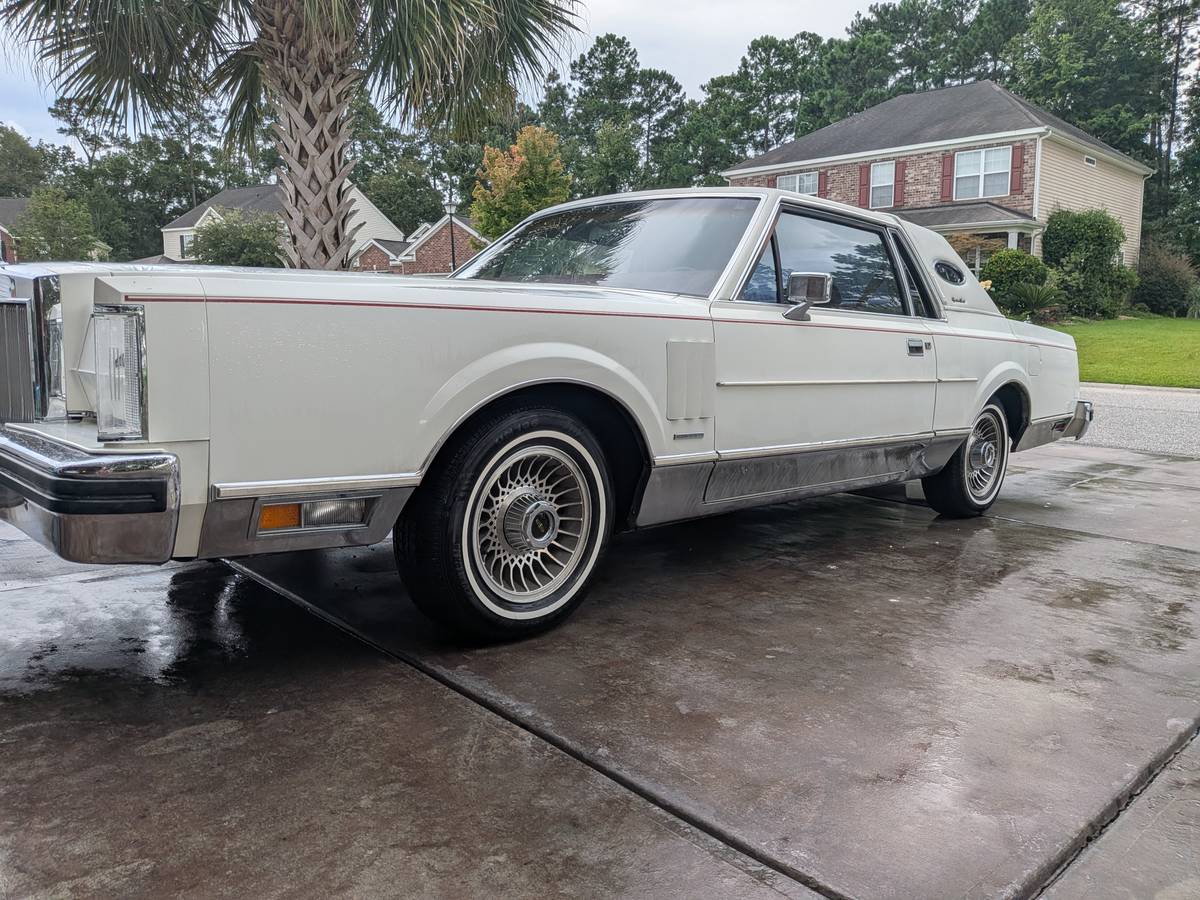 Lincoln-Continental-mk-v-1984