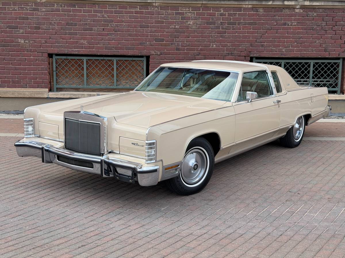 Lincoln-Continental-town-coupe-1978-Brown