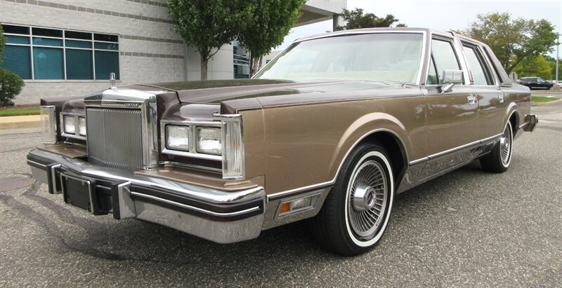 Lincoln-Town-Car-1980-Tan