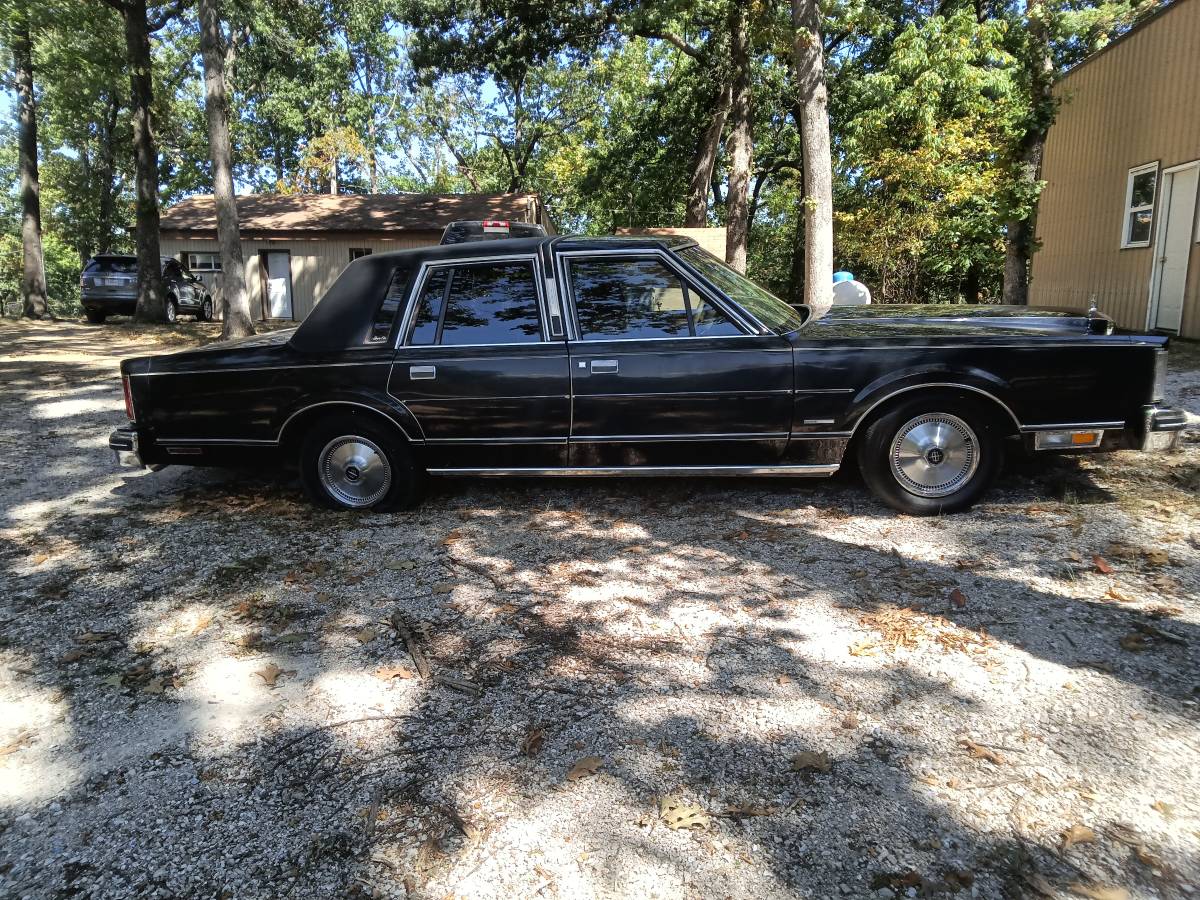 Lincoln-Town-car-1981