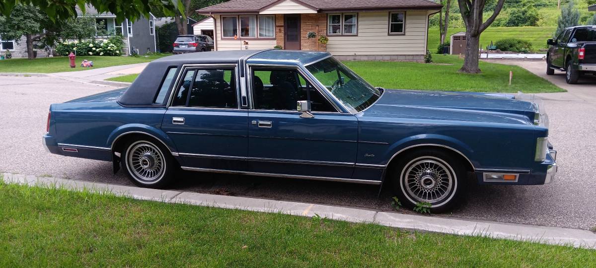 Lincoln-Town-car-1988-Blue