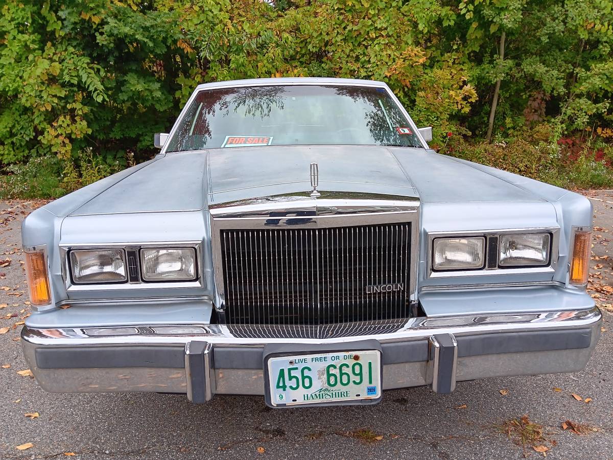 Lincoln-Town-car-base-model-1989-Silver