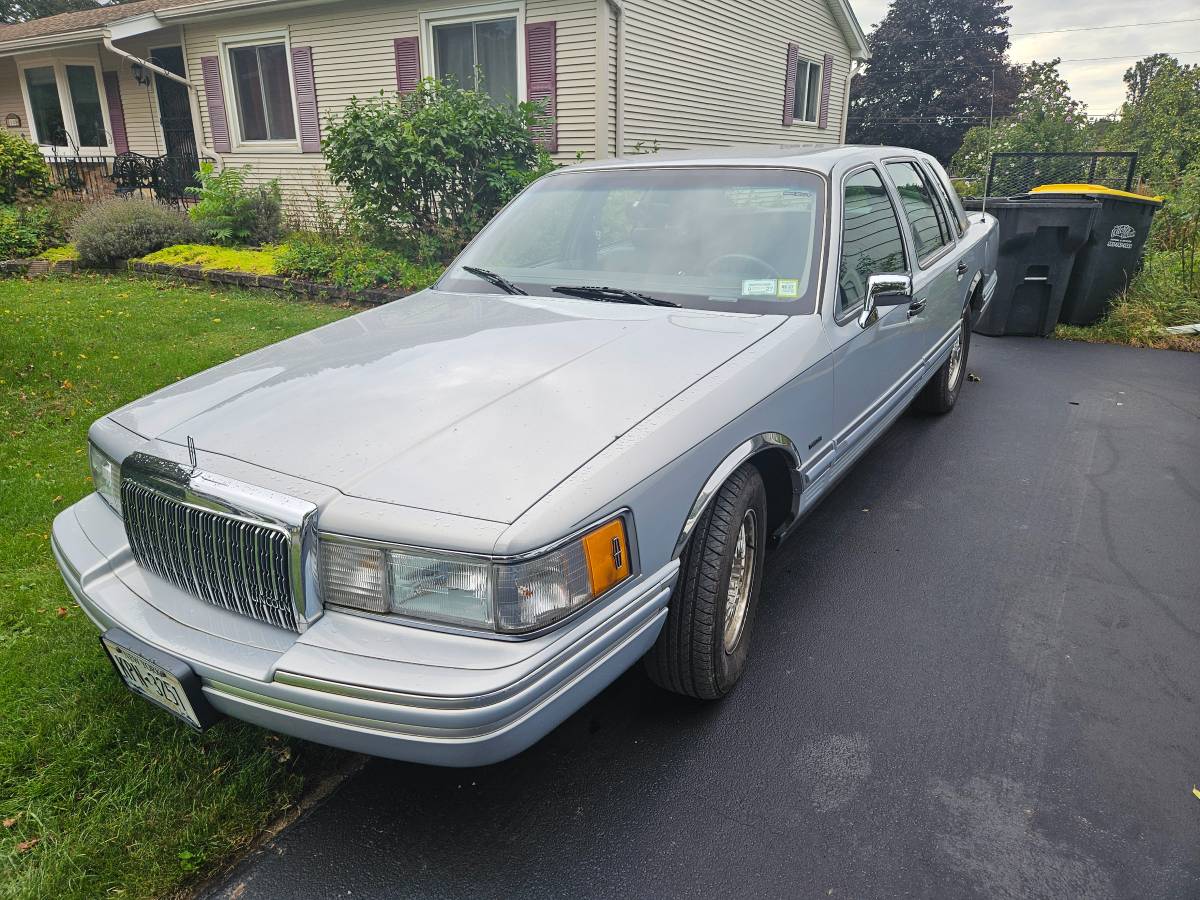 Lincoln-Town-car-executive-1994-Gray