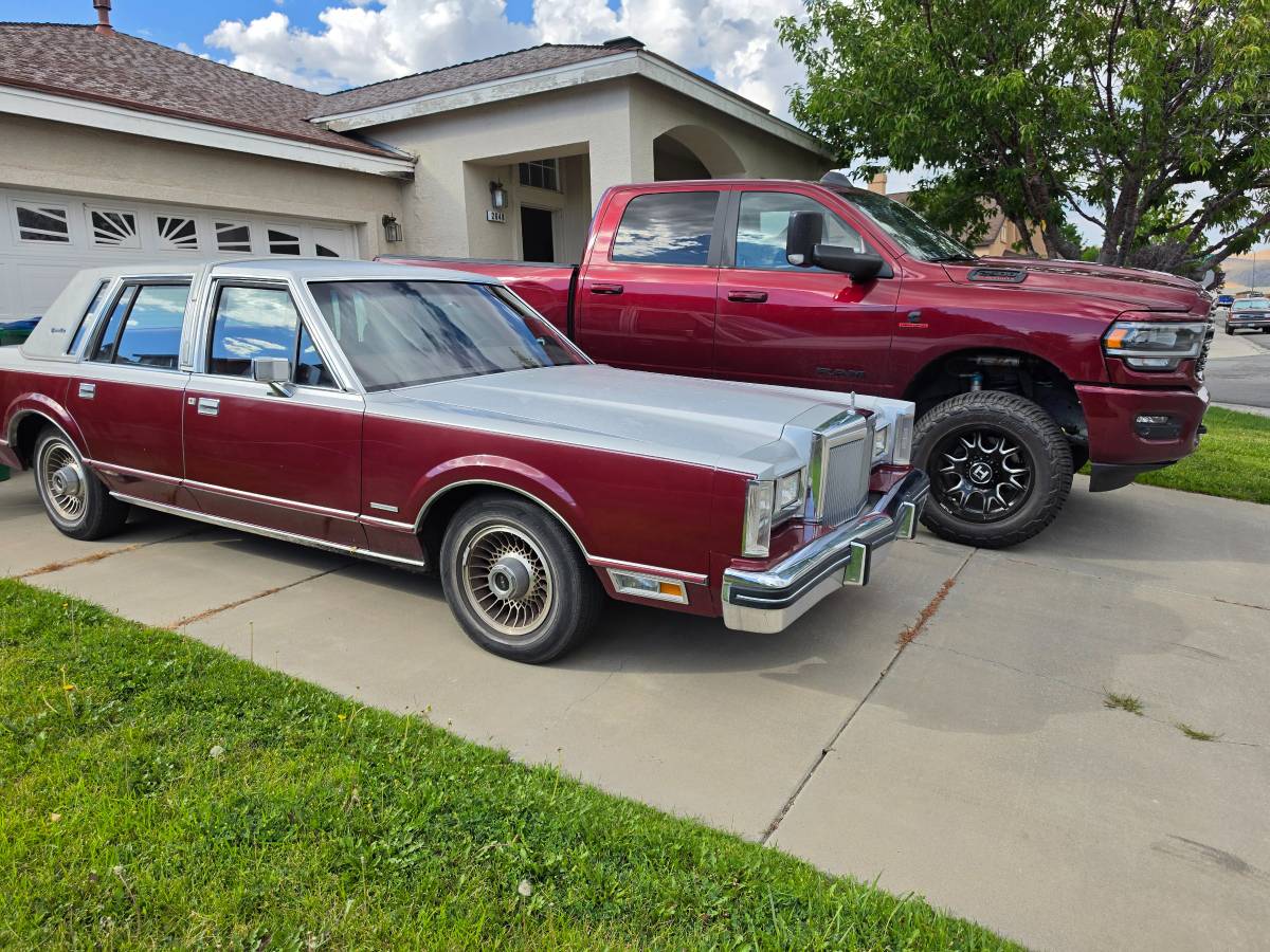Lincoln-Town-car-signature-limited-1981