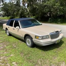 Lincoln-Town-car-signaturespinnaker-edition-1995-White