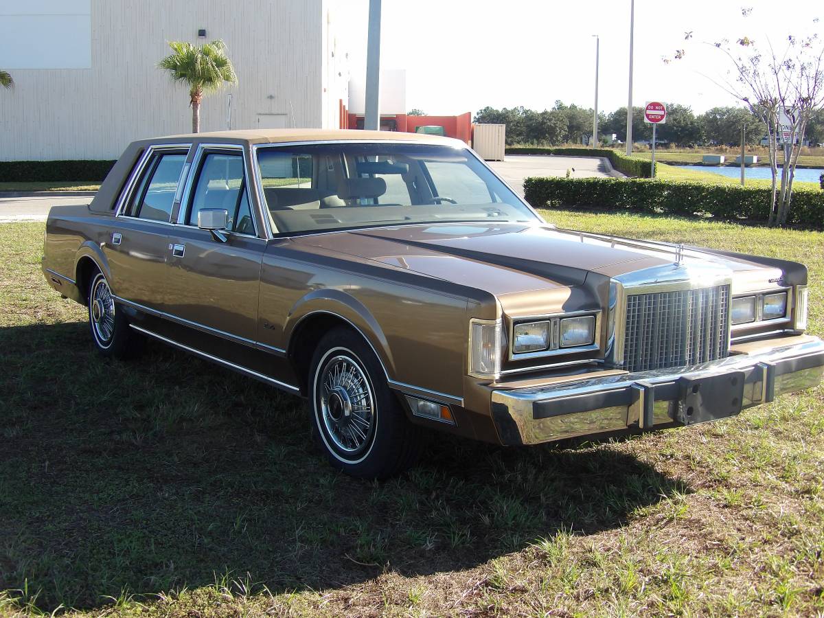 Lincoln-Towncar-1986-Brown