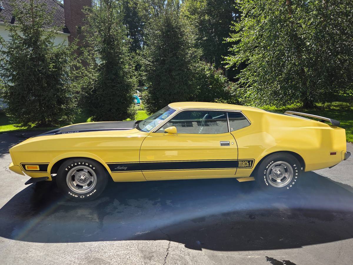 Mach-1-mustang-1973-Yellow