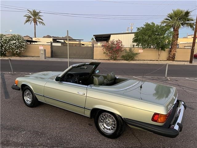 Mercedes-1975-Convertible-green