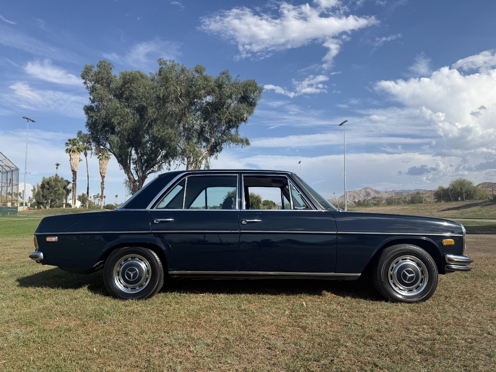 Mercedes-Benz-250-1972-Sedan
