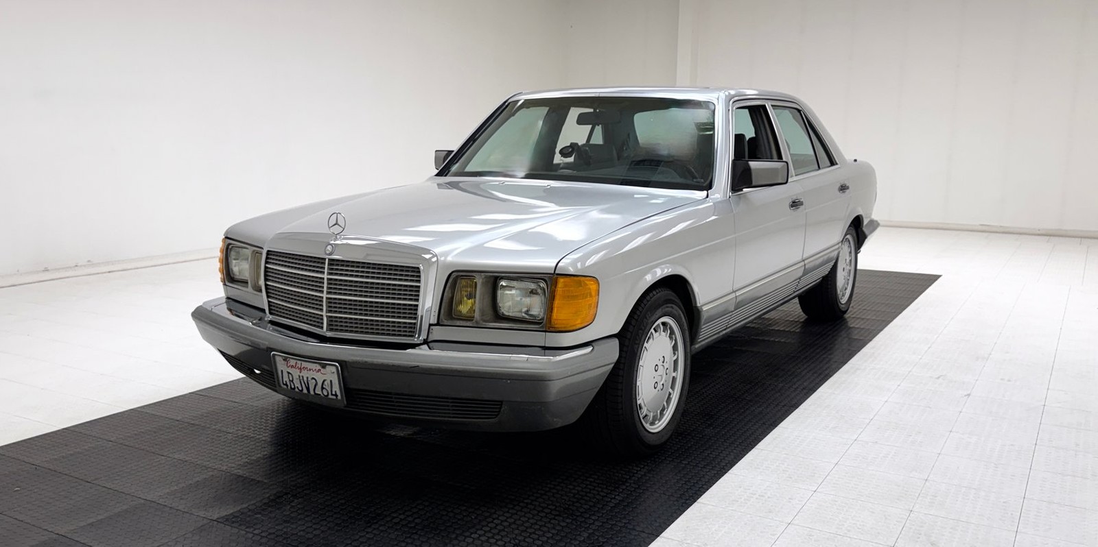 Mercedes-Benz-300SD-1984-Sedan-Gray