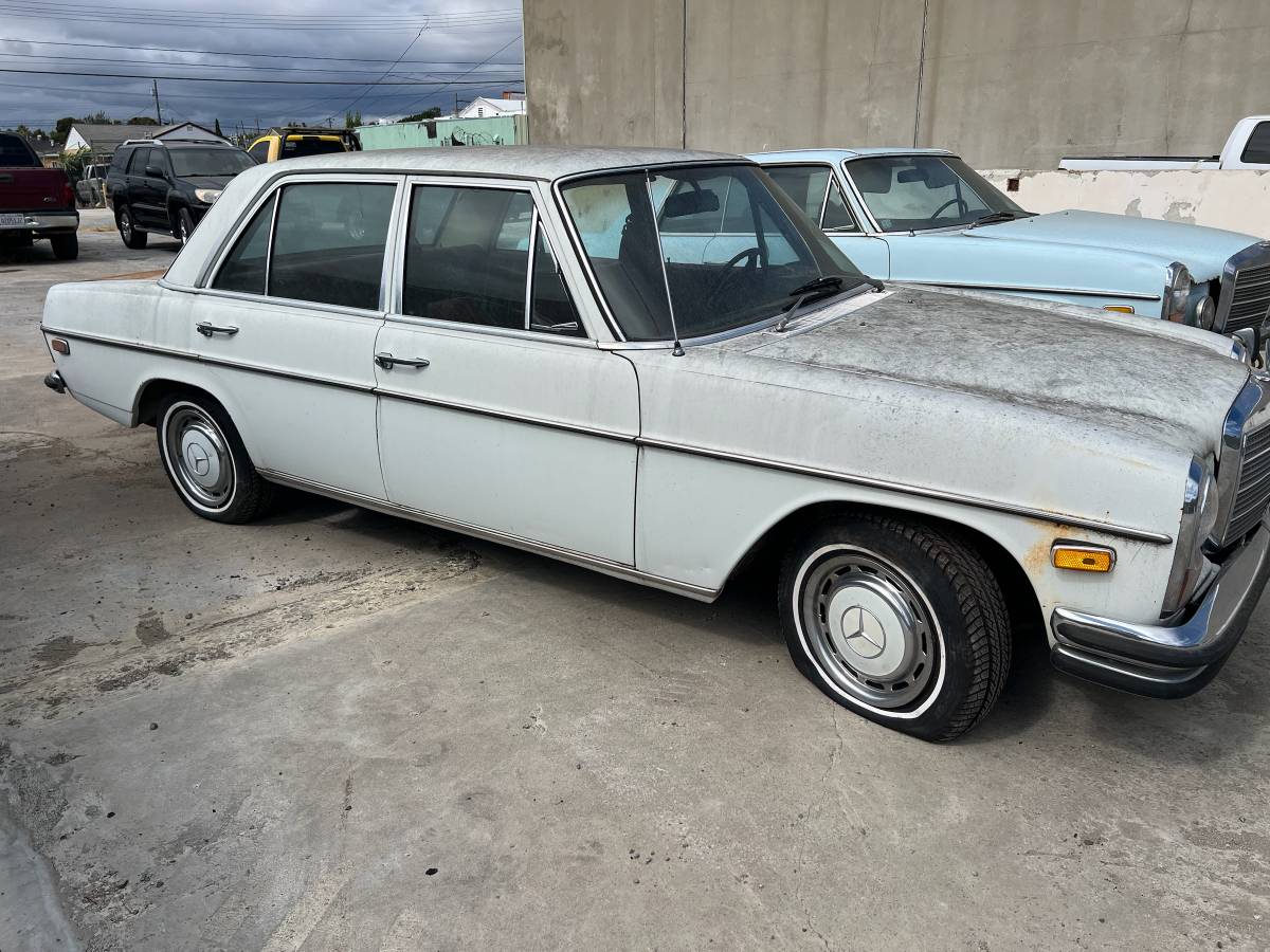 Mercedes-benz-250-sedan-1971-White