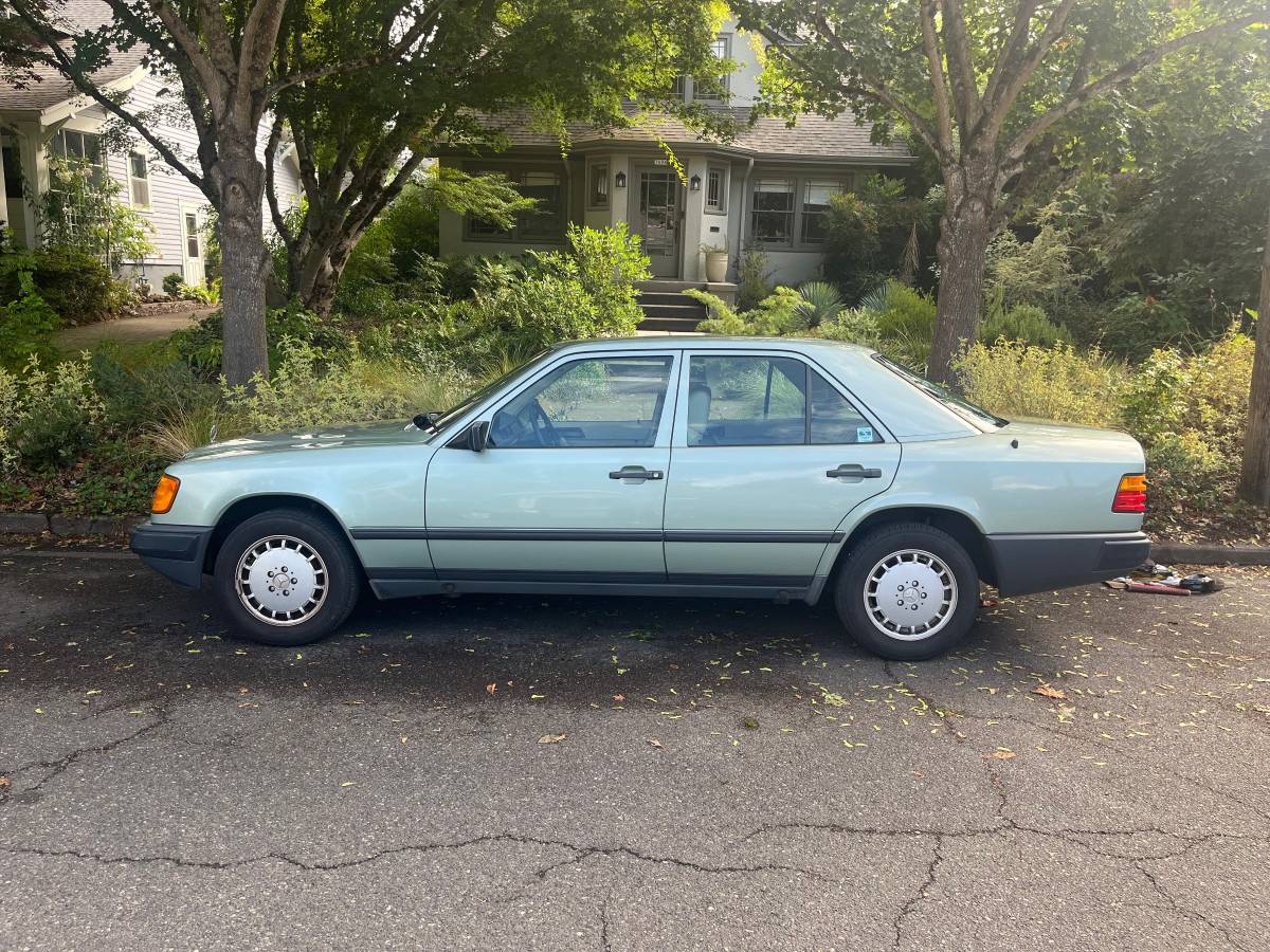 Mercedes-benz-300e-1987-Green