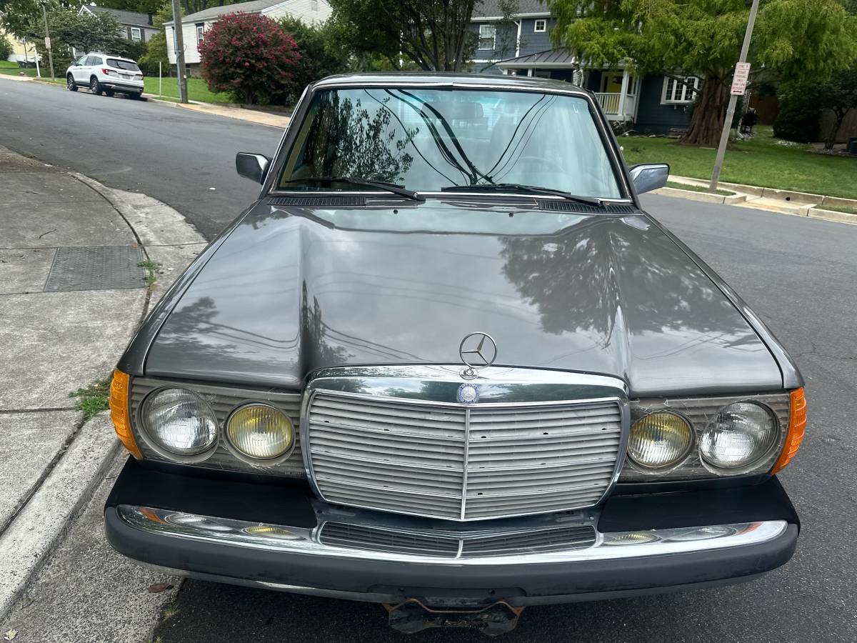 Mercedes-benz-C300-1983-Gray