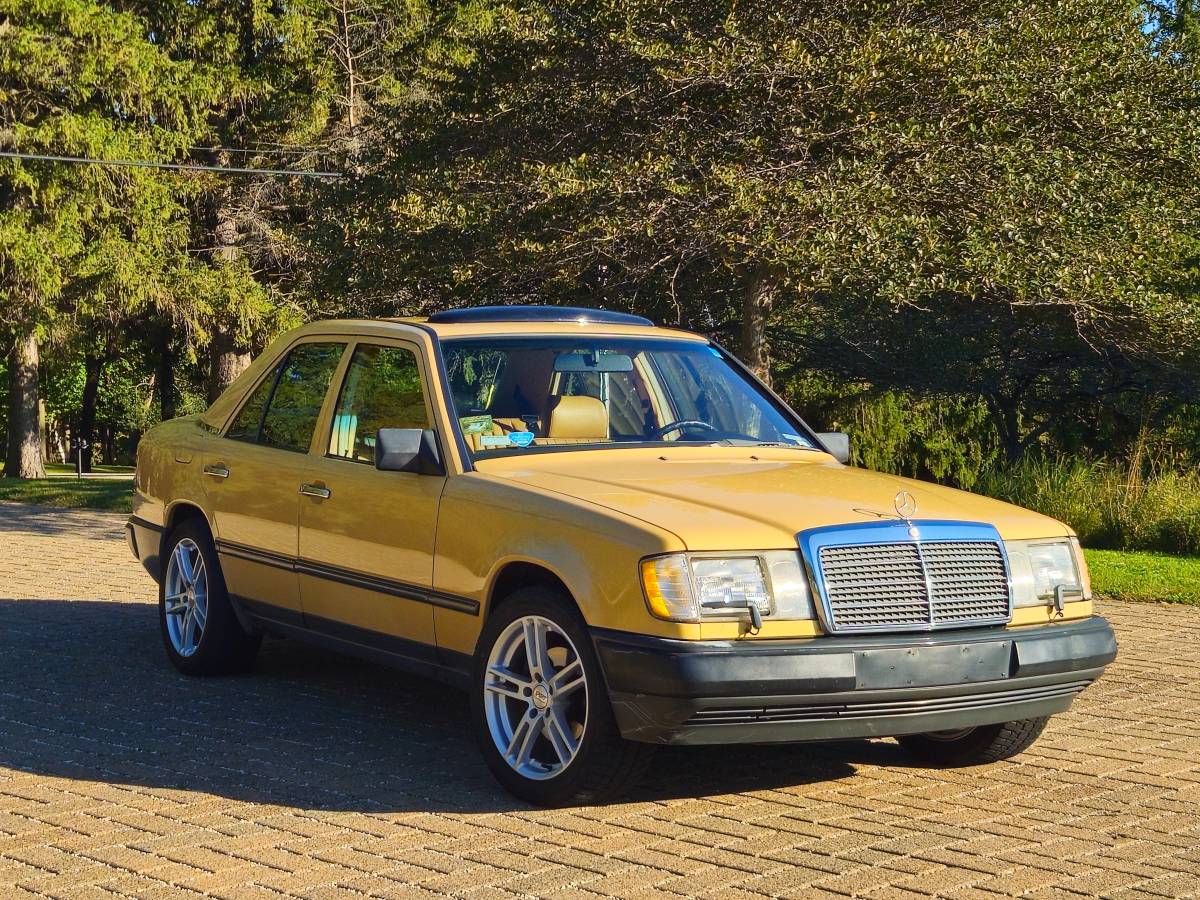 Mercedes-benz-E-class-1986-Yellow