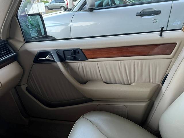 Mercedes-benz-E-class-1992-Brown
