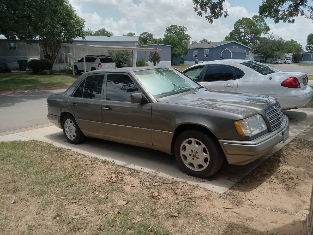 Mercedes-benz-E320-sedan-1994-Gray