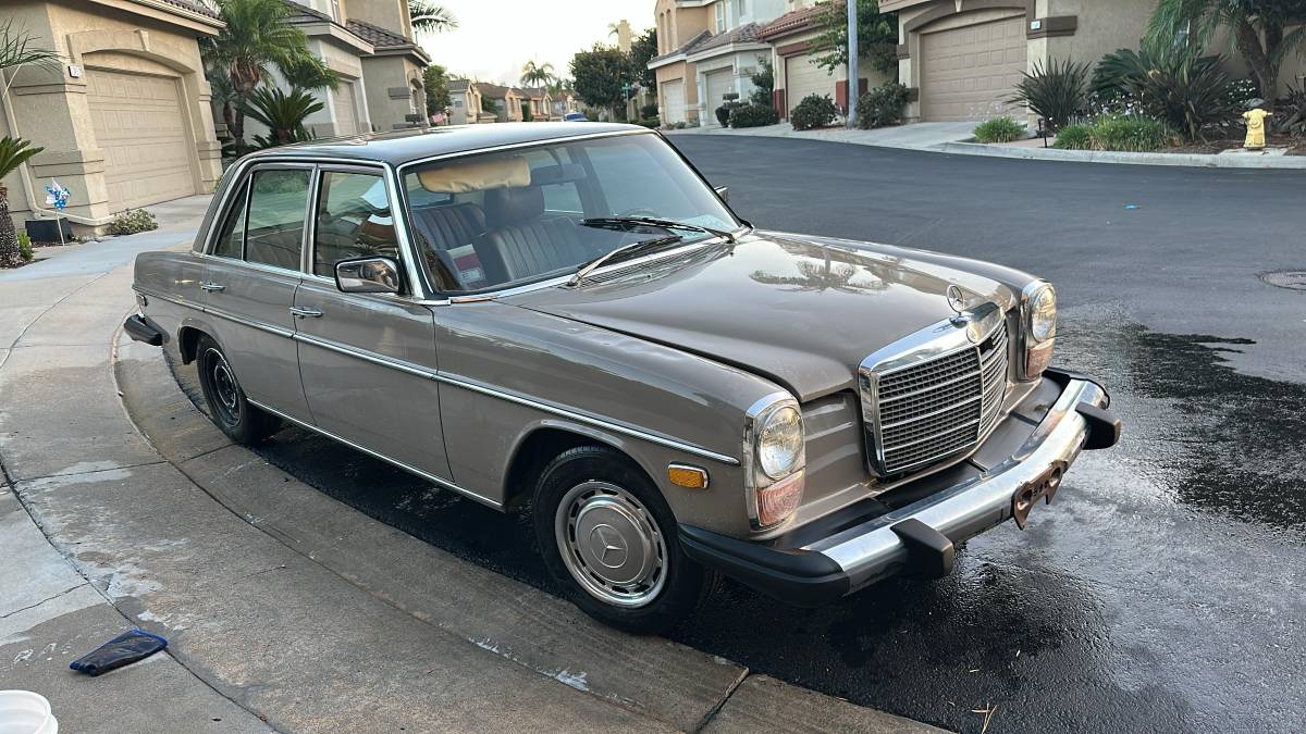 Mercedes-benz-W114-1975-Brown