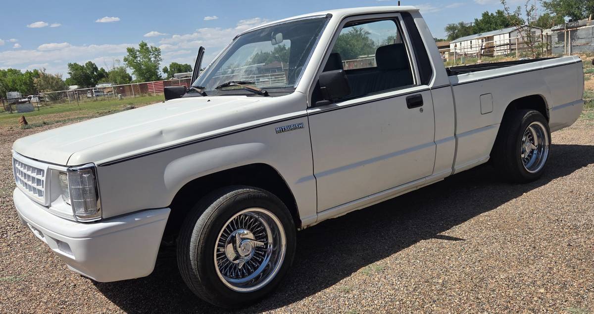 Mitsubishi-Mighty-max-1992-White