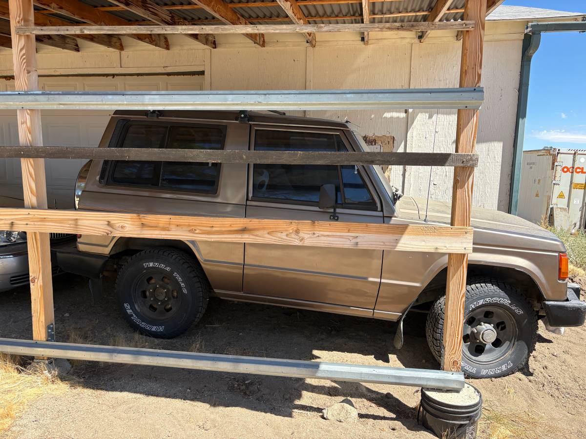 Mitsubishi-Montero-1989-Brown