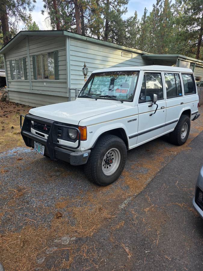 Mitsubishi-Montero-1990-White