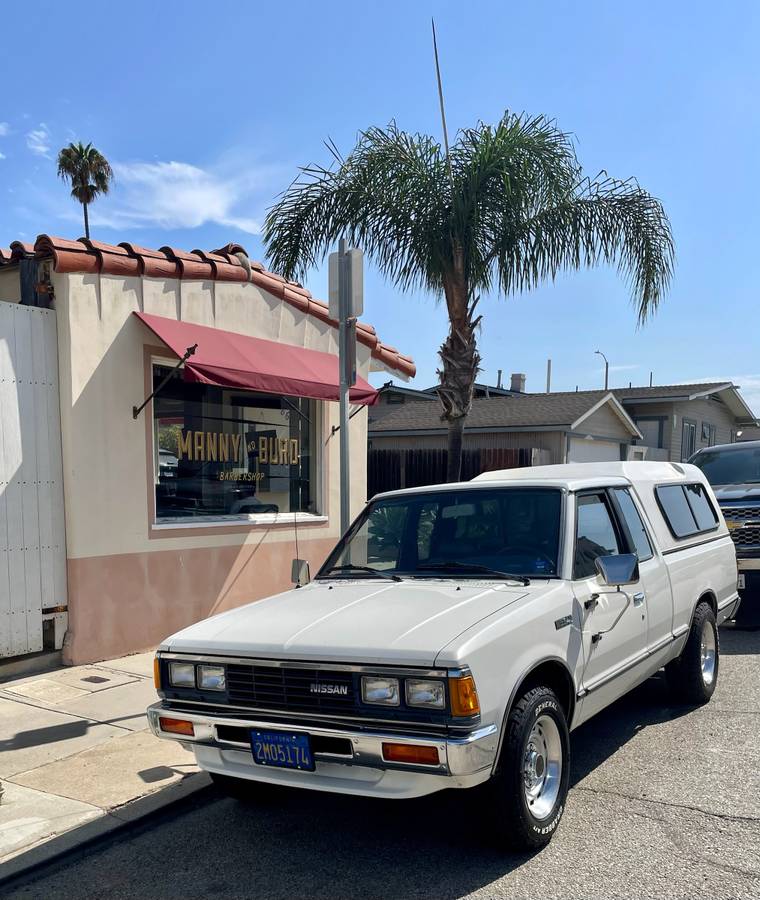 Nissan-Datsun-720-1985-White