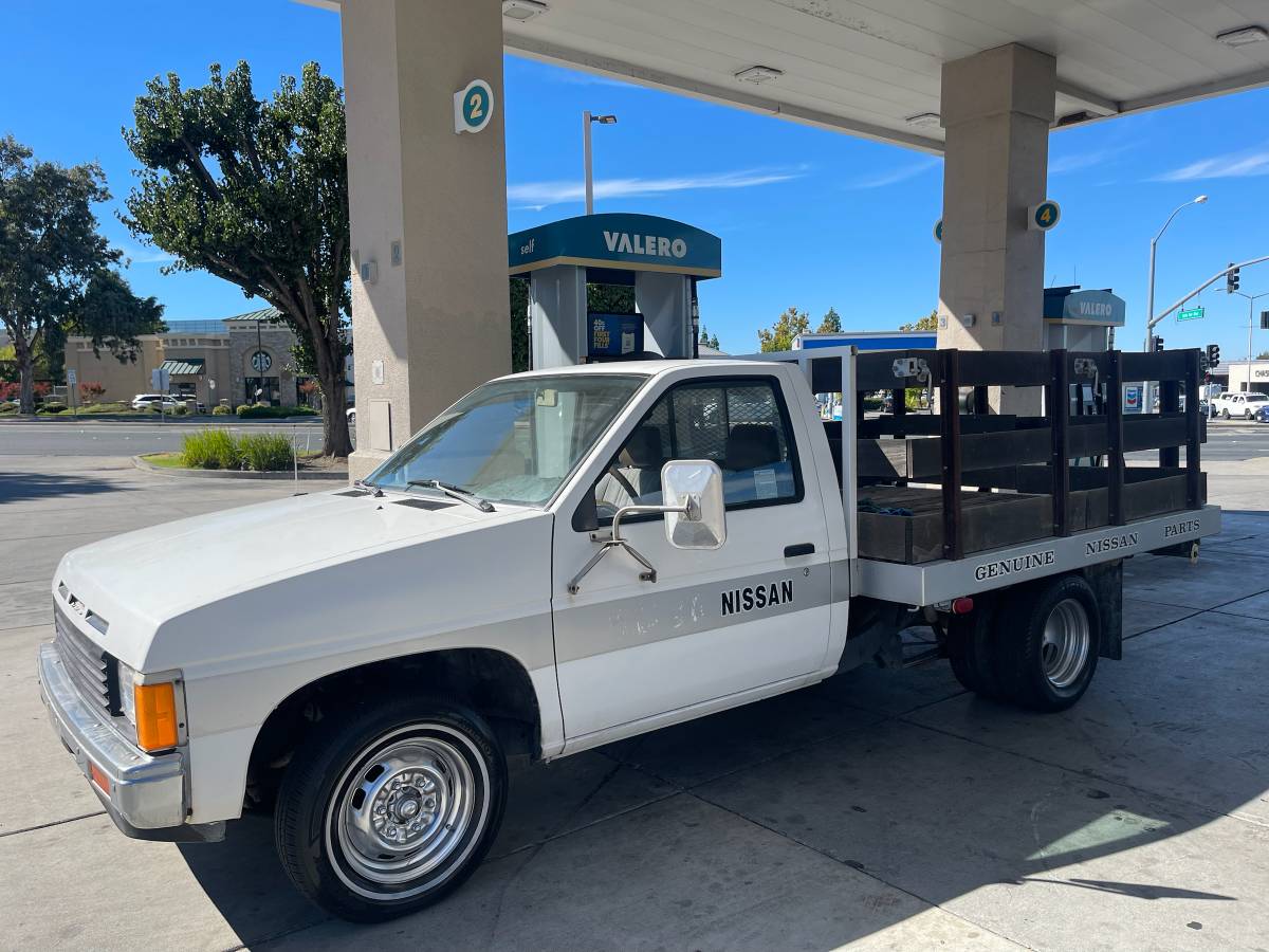 Nissan-Frontier-king-cab-1987-White