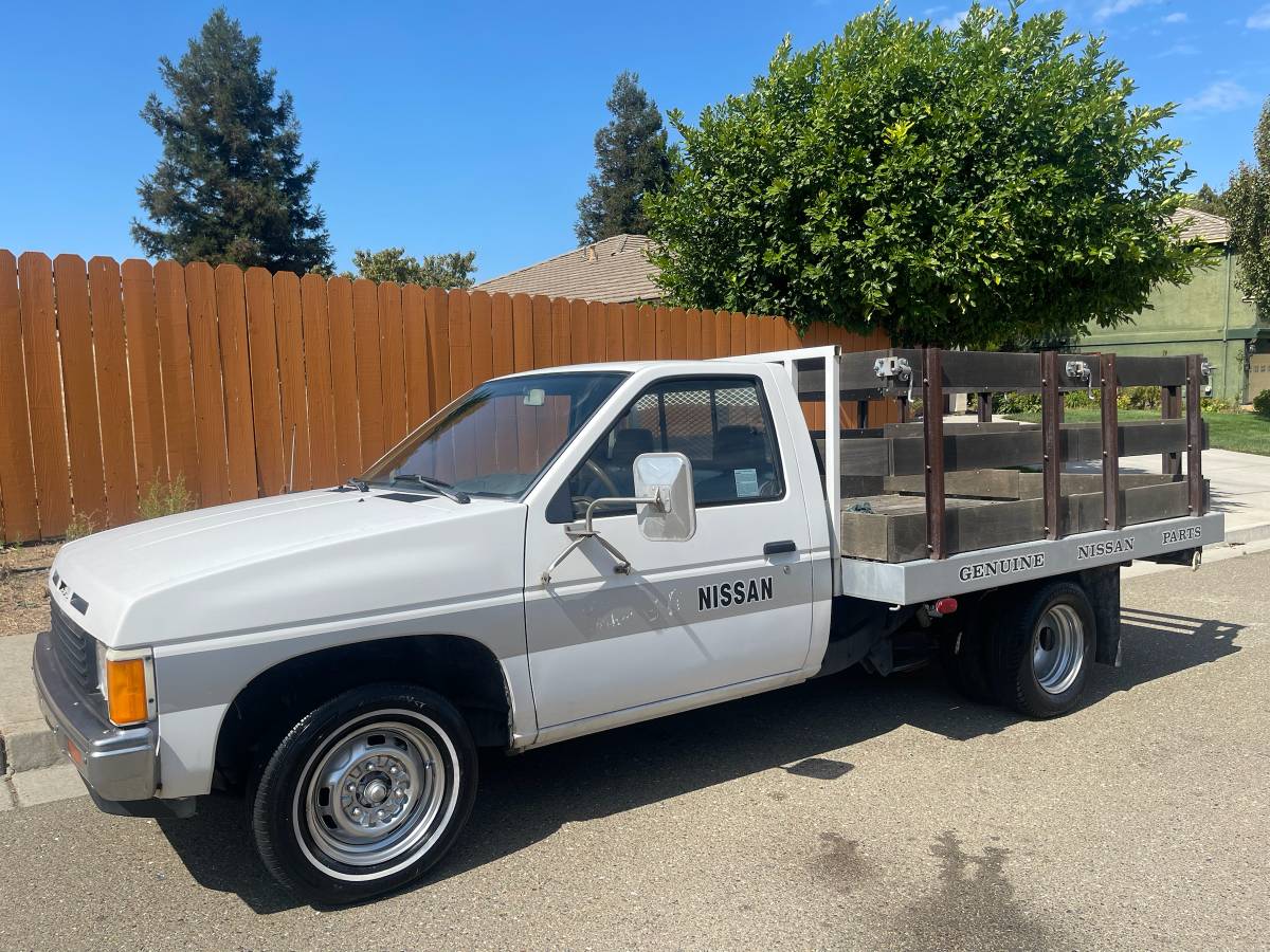 Nissan-Frontier-king-cab-1987-White