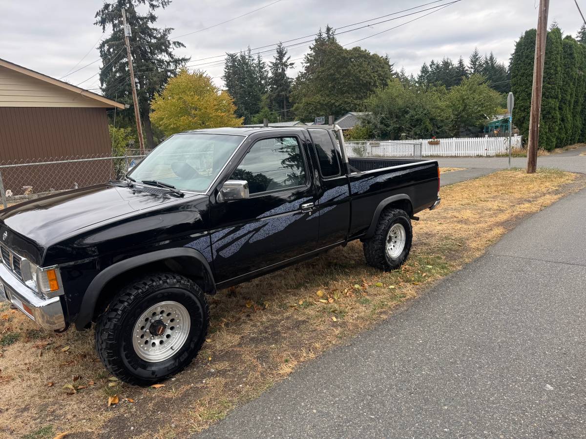 Nissan-Hardbody-king-cab-4x4-–-classic.-1995-Black