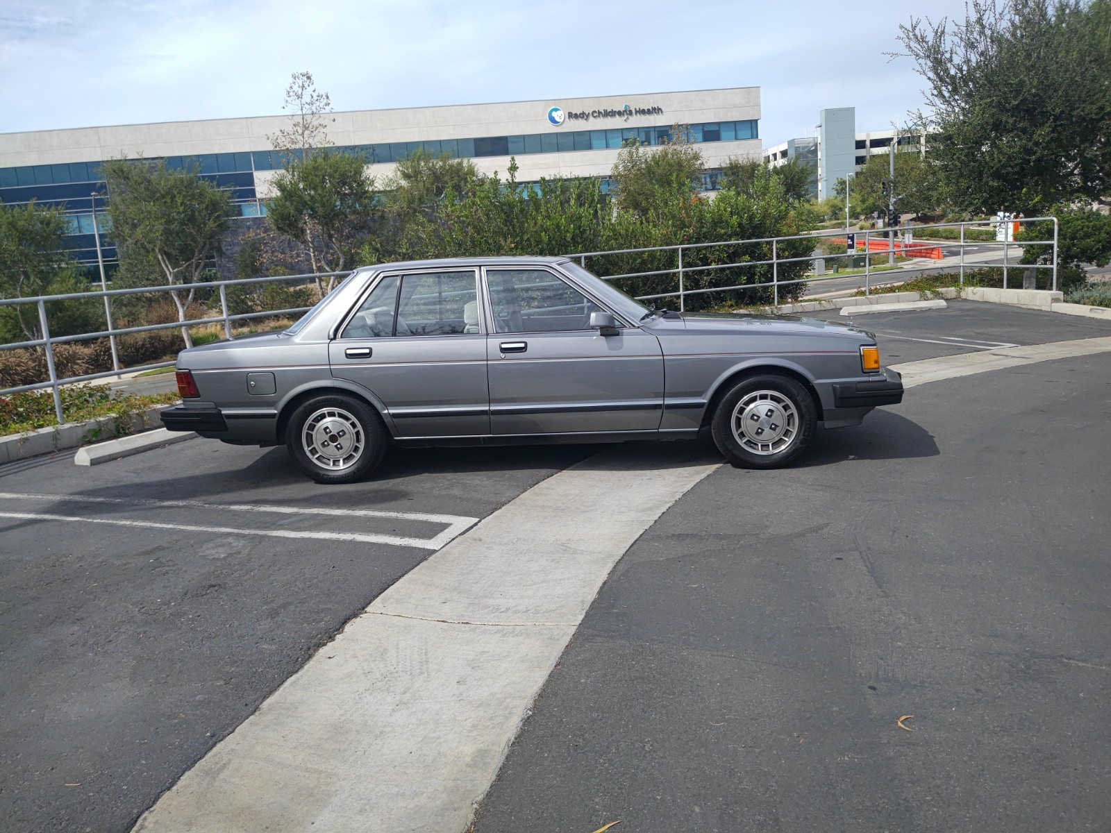 Nissan-Maxima-1982-Sedan-Gray
