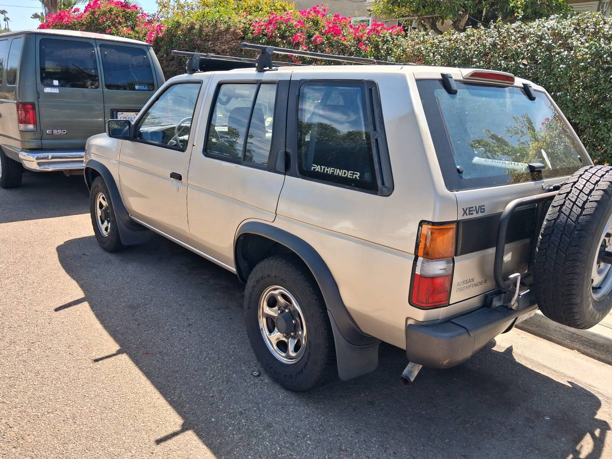 Nissan-Pathfinder-1995-Silver