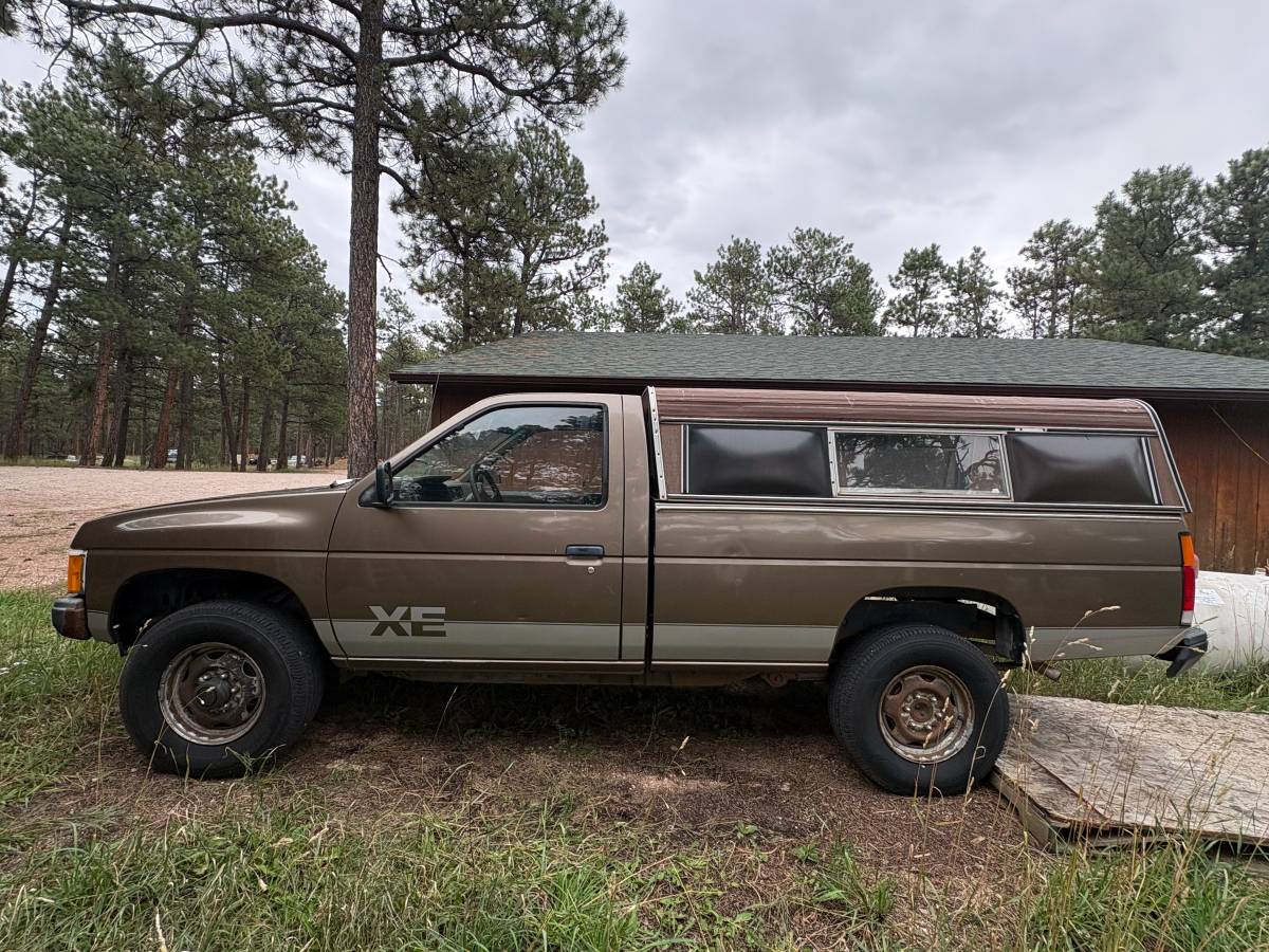 Nissan-Pickup-1986-Brown