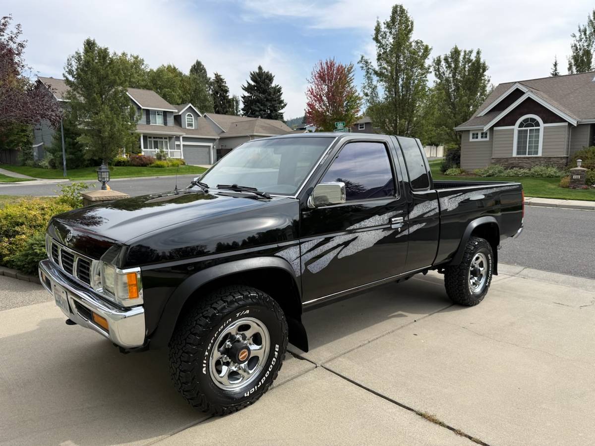 Nissan-Pickup-xe-v6-club-cab-4x4-1995-Black