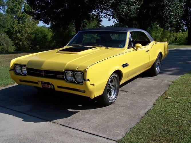 Oldsmobile-4-4-2-1966-YellowBlack-TopBlack-Stripes