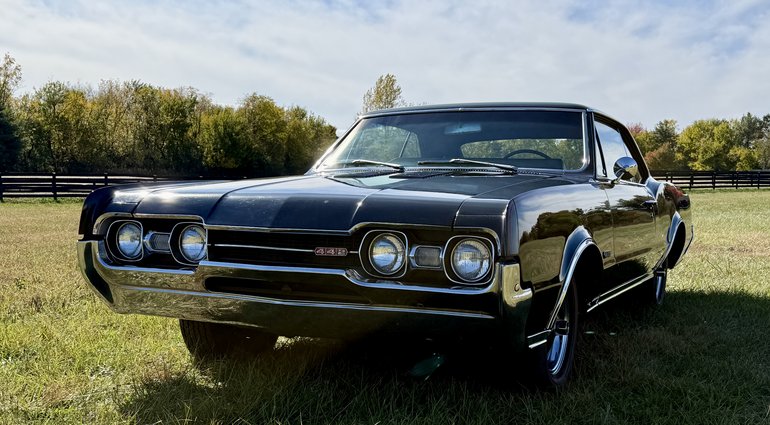 Oldsmobile-4-4-2-1967-Ebony-Black-Black