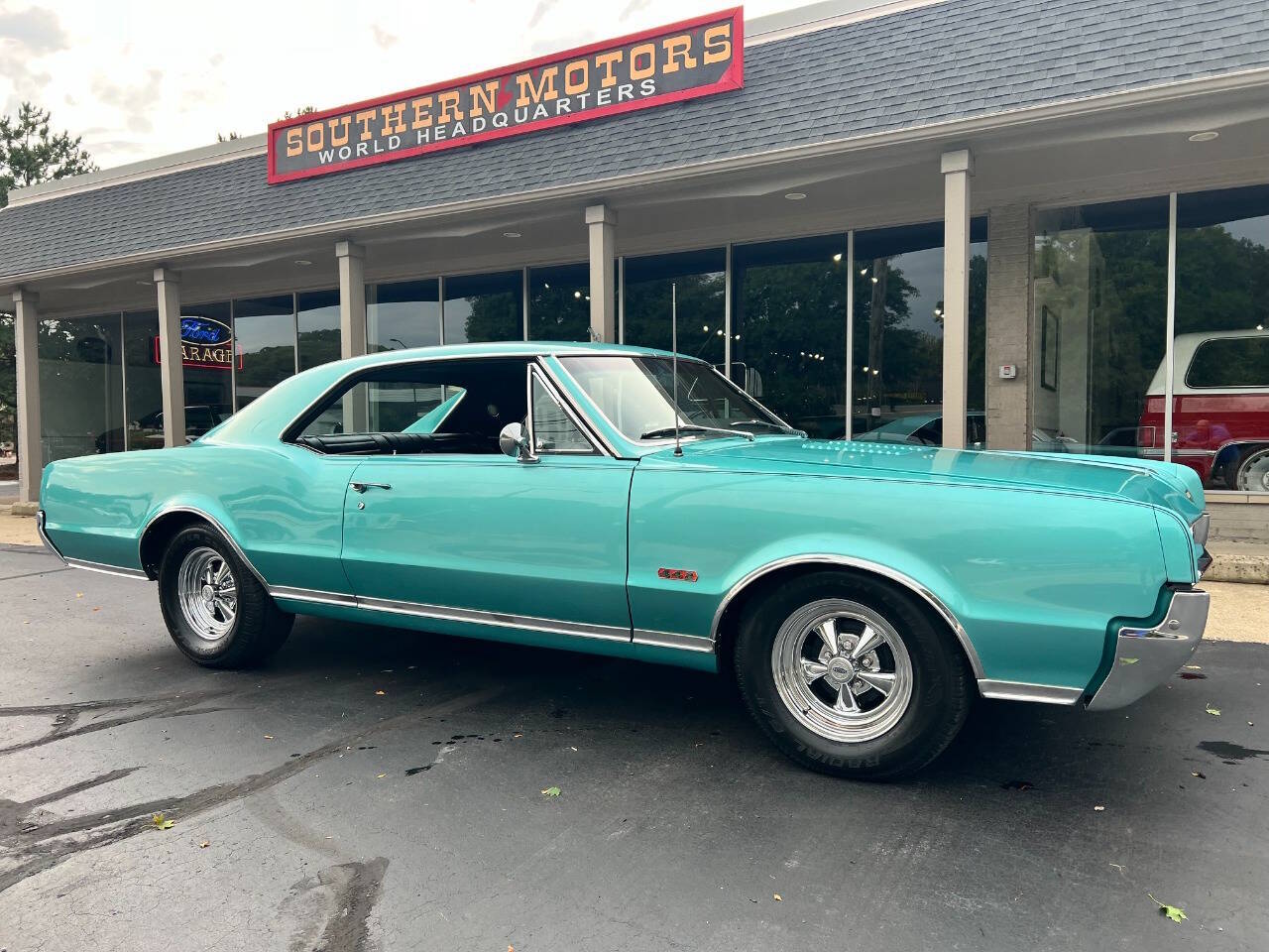Oldsmobile-4-4-2-1967-Turquoise-Black