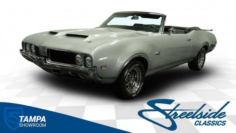 Oldsmobile-4-4-2-1969-Silver-Pearl-Poly-Black