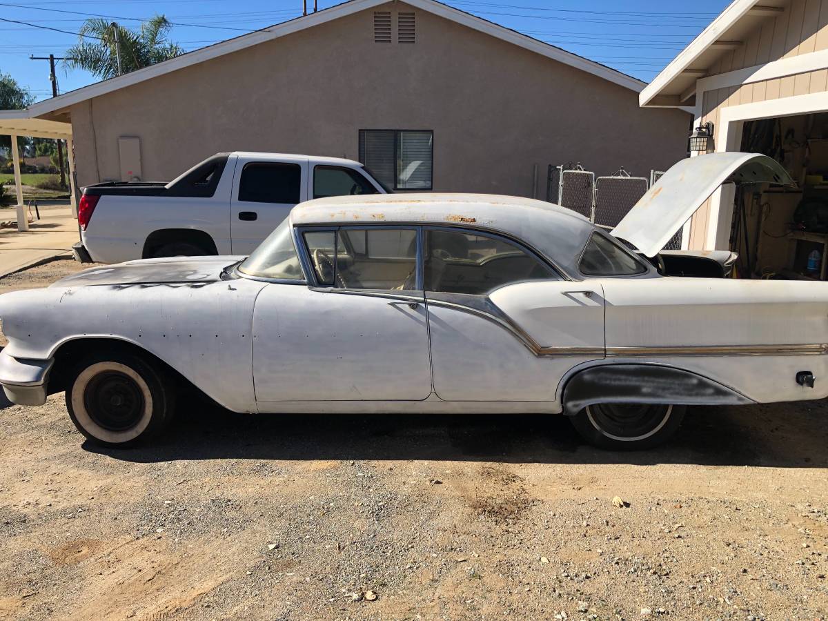 Oldsmobile-88-4ds88su-1957-White