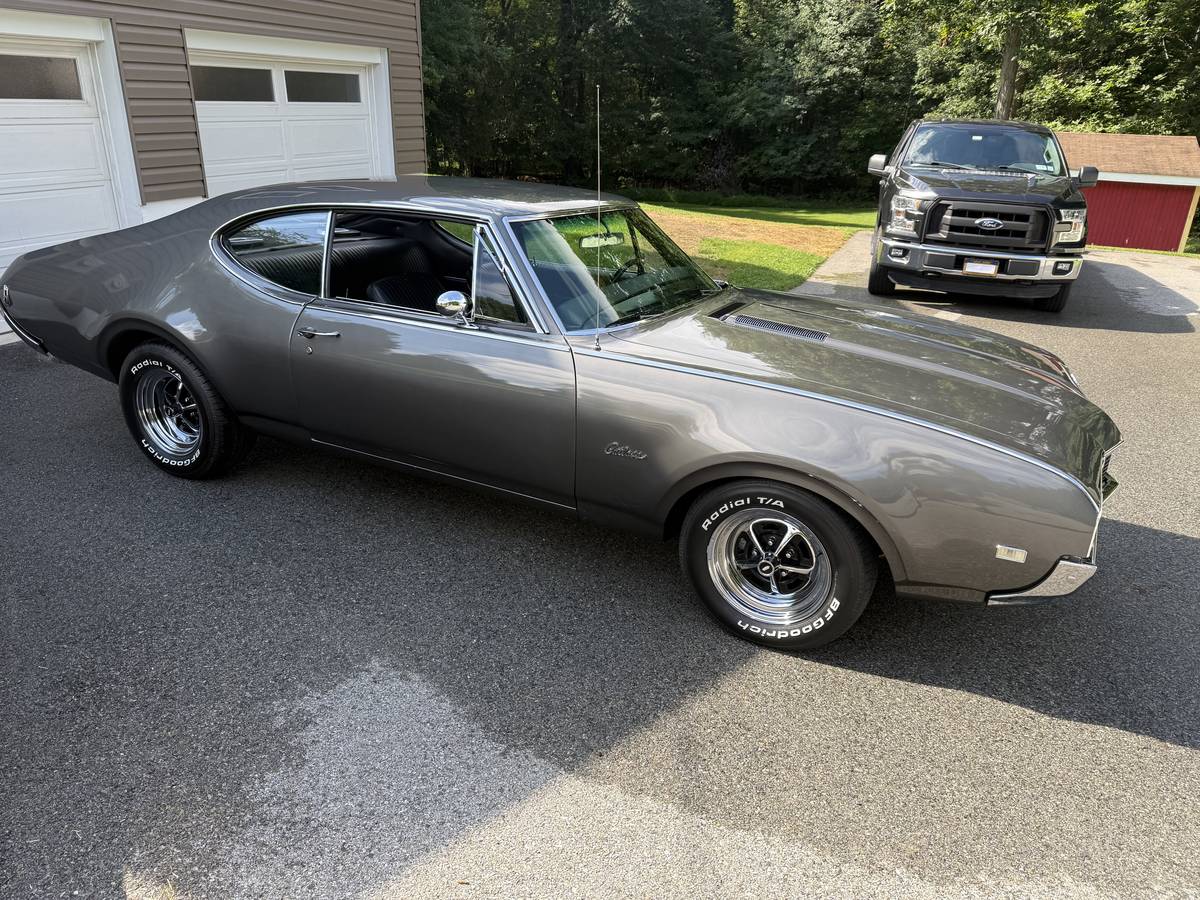 Oldsmobile-Cutlass-1968-Gray