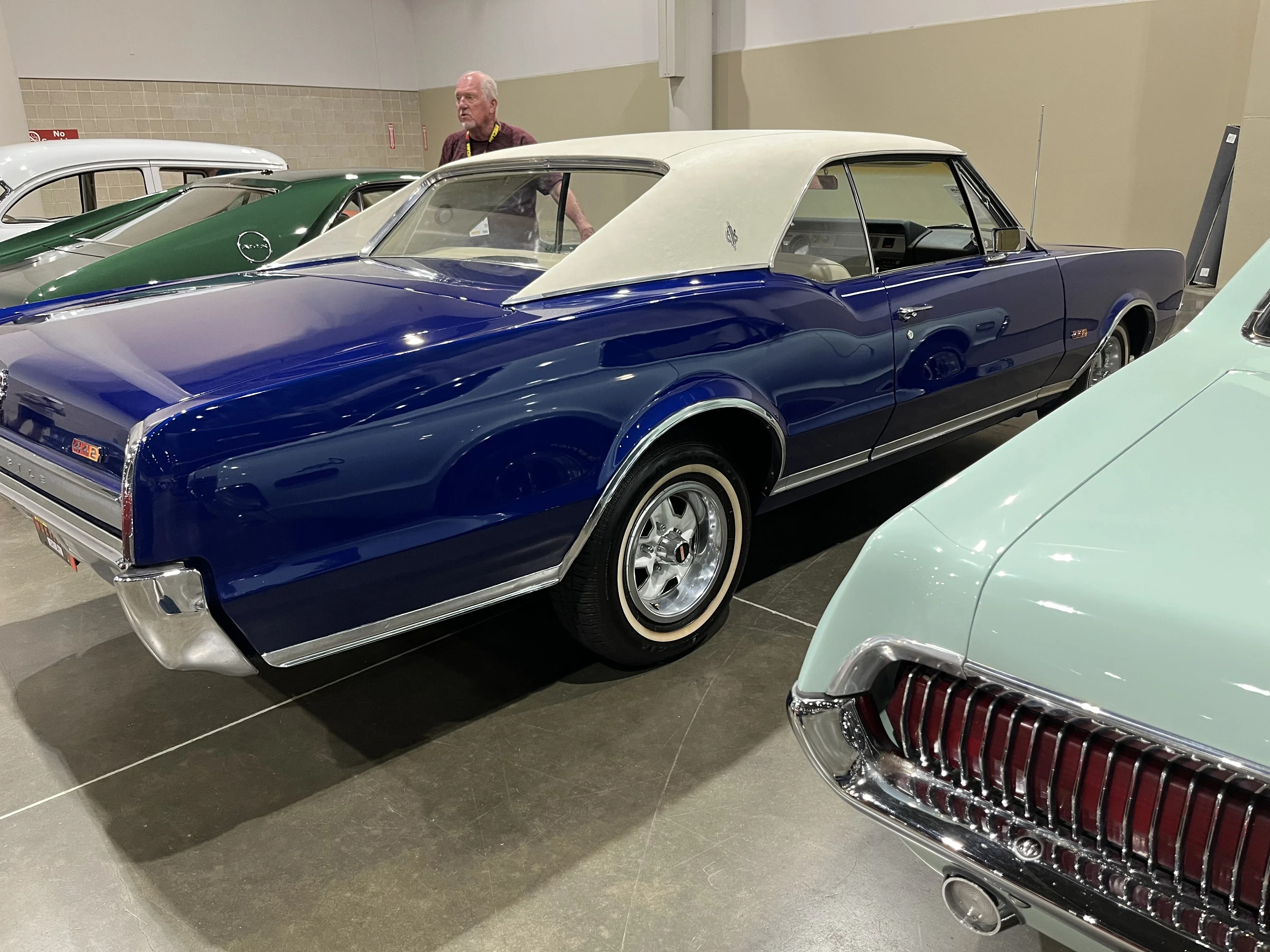Oldsmobile-Cutlass-supreme-1967-Blue-White