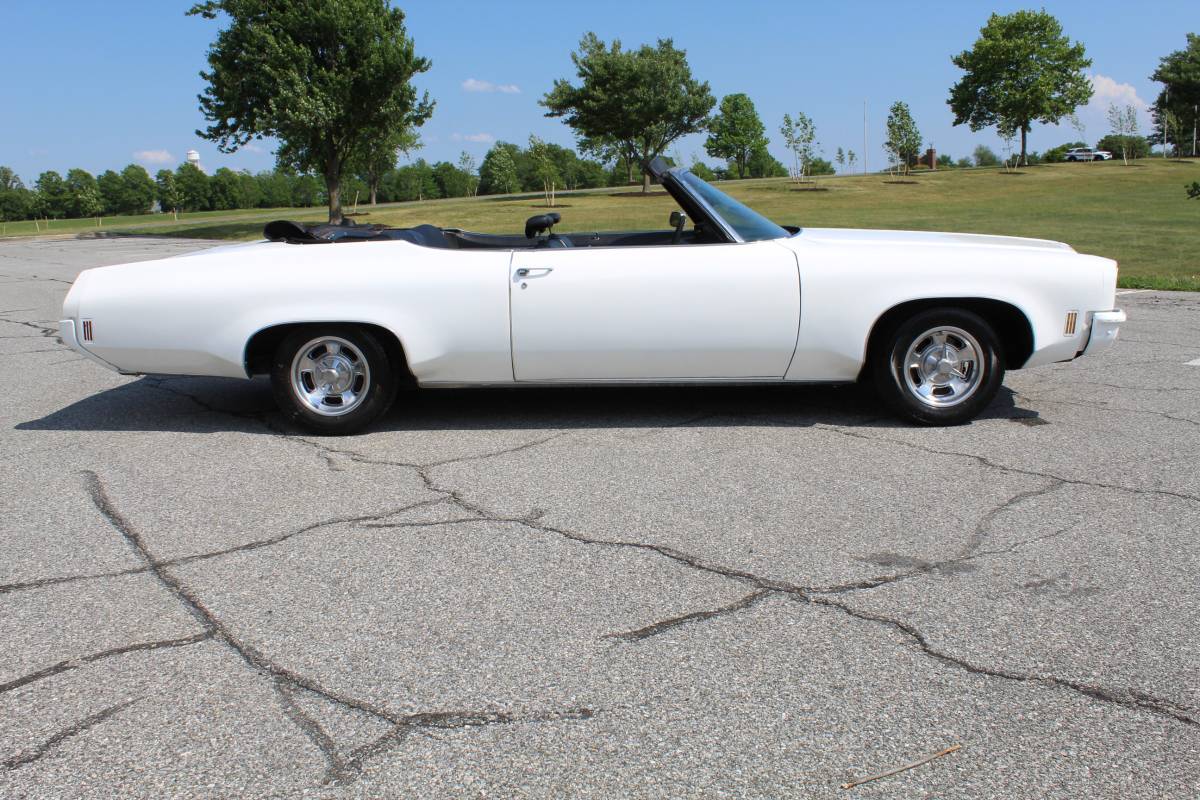 Oldsmobile-Delta-88-1971-White